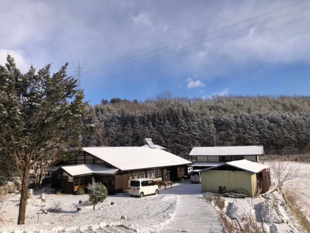 ＼冬の終わりのおたのしみ⛄️②／  厳しい寒さが続いていますが
ときおり日差しの暖かさを
感じられるようになりました
春がゆっくりと近づいています🌸  ----------------------------  冬の終わりのお楽しみ  少しずつ、お日さまが力を増して陽ものびてきました。  今年も少し、雪が降りましたね。
日差しを受けとめる柔らかい雪のおもて。
足跡をつけてしまうのがもったいなくなります。  日々、薪ストーブにお世話になっているのですが、
この時期の薪活も楽しみのひとつ。  私は時々、お仲間さんたちとともに剪定作業中の栗畑へ。
9月に毎日栗拾いをした、月誉平です。  チェーンソウで切り落とした枝の切り口に薬剤を塗ったり、
チッパー(粉砕機)に入れやすくするために
枝を揃えたりする作業に参加しています。  お仲間さんたちと一緒に、
広い栗畑で身体を動かしたり、
お茶の時間を楽しんだりできること、
冬籠りの時期にはとっても嬉しいことです。  そしてありがたいことに、
太い剪定枝は家庭用の薪として、持ち帰ることができます。
来年、再来年の冬も、あったかく過ごせるように、
薪棚を充実させたい私です。  ----------------------------  photo＆text
フォトアンバサダーハルカさん
@kimataharuka  ----------------------------  #iijimanote #イイジマノート
#フォトアンバサダー
#雪 #薪ストーブ
長野県 長野観光 長野 伊那谷 南信州
飯島町 飯島 いいじま
移住 定住 田舎暮らし 移住生活 移住女子
田舎で子育て 田舎で暮らす