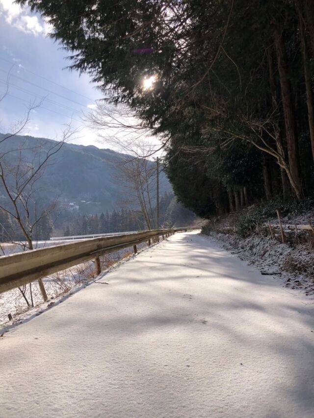 ＼冬の終わりのおたのしみ⛄️①／  厳しい寒さが続いていますが
ときおり日差しの暖かさを
感じられるようになりました
春がゆっくりと近づいています🌸  ----------------------------  冬の終わりのお楽しみ  少しずつ、お日さまが力を増して陽ものびてきました。  今年も少し、雪が降りましたね。
日差しを受けとめる柔らかい雪のおもて。
足跡をつけてしまうのがもったいなくなります。  日々、薪ストーブにお世話になっているのですが、
この時期の薪活も楽しみのひとつ。  私は時々、お仲間さんたちとともに剪定作業中の栗畑へ。
9月に毎日栗拾いをした、月誉平です。  チェーンソウで切り落とした枝の切り口に薬剤を塗ったり、
チッパー(粉砕機)に入れやすくするために
枝を揃えたりする作業に参加しています。  お仲間さんたちと一緒に、
広い栗畑で身体を動かしたり、
お茶の時間を楽しんだりできること、
冬籠りの時期にはとっても嬉しいことです。  そしてありがたいことに、
太い剪定枝は家庭用の薪として、持ち帰ることができます。
来年、再来年の冬も、あったかく過ごせるように、
薪棚を充実させたい私です。  ----------------------------  photo＆text
フォトアンバサダーハルカさん
@kimataharuka  ----------------------------  #iijimanote #イイジマノート
#フォトアンバサダー
#雪 #薪ストーブ
長野県 長野観光 長野 伊那谷 南信州
飯島町 飯島 いいじま
移住 定住 田舎暮らし 移住生活 移住女子
田舎で子育て 田舎で暮らす
