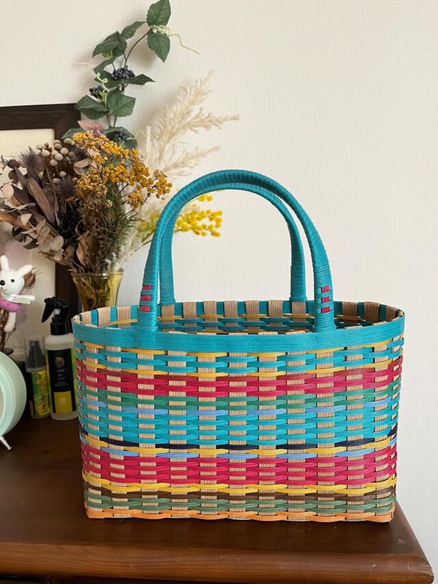 一枚目
ちょっと元気が出る配色にしてみました。  2枚目
モスグリーンの籠バック🍀  3枚目
グレーのグラデーション
A4が入る篭バッグ  制作kaori  #千人塚公園
#千人塚公園キャンプ場
＃つむぎマルシェ
#飯島町
#クラフトバンド