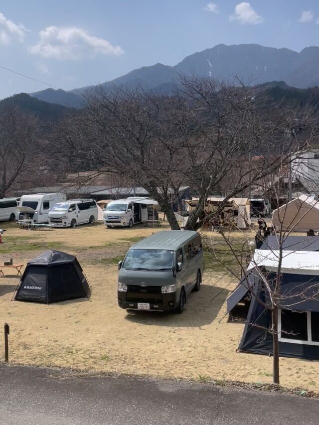 今回は初参戦🤙
wa3_channel さんの第7回wa3キャンプオフ会に参加させて頂きました😆  YouTubeとかで観ててハイエース率がすごく高いと言う事で実際見てみますと　ほぼほぼハイエースでした😂  今回初めてでオフ会が始まって豪華賞品が当たる抽選会　食事　宴の時間　wa3からのサプライズと盛り沢山のイベントにwa3をはじめ協力してくださっていた沢山のスタッフの皆さん　楽しいイベントをありがとうございました🤙  来て良かったし　また行きたいと思うオフ会でした😆そして二日間交流させて頂いた皆様にもありがとうございました🤙  wa3の輪に感謝です🙏  #wa3キャンプオフ会
#千人塚公園キャンプ場 
#wa3チャンネル 
#ハイエース好きと繋がりたい