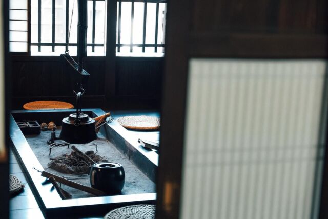 ＼飯島陣屋①／  今回は「飯島陣屋」のご紹介
かつて地域を治める拠点として
栄えた歴史ある場所だそう
当時の面影を感じながら
散策もおすすめです  ——————  ［飯島陣屋］  江戸時代が終わり、
明治政府によって「伊那県」が創設されて
ここ飯島陣屋が県庁として
政が行われていた時代があるのをご存じですか？  現在の建物は
明治時代に取り壊されたものを
発掘調査や古文書をもとに
再現されたものだそうですが、
時代劇でよく目にするような
「お裁き」の部屋があったり、
「御用」の提灯や十手があったり・・・  囲炉裏やかまどのある空間には
当時の暮らしの様子が垣間見えるようでした。  庭の紅梅はつぼみを膨らませ、
咲き始めているものもチラホラ。  お花見がてら時代の流れを感じに
出かけてみてはいかがでしょうか。  ——————  飯島陣屋
上伊那郡飯島町飯島2309-1
TEL　0265-86-4212
開館時間　9:00 – 17:00
休館日　月・祝日の翌日
入館料　一般300円（団体250円）  ——————  photo＆text
フォトアンバサダーmiwaさん
@mw24_photograph  ——————  #iijimanote #イイジマノート
#フォトアンバサダー
#飯島陣屋 #まち歩き
長野県 長野観光 長野 伊那谷 南信州
飯島町 飯島 いいじま
移住 定住 田舎暮らし 移住生活 移住女子
田舎で子育て 田舎で暮らす