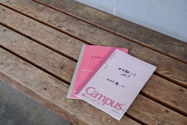 ＼高台に佇む田切駅🚃②／  小さな無人駅「田切駅」
ローカル電車がゆっくりと行き交う、
どこか懐かしい風景が広がります
のんびりとした旅や
写真散歩にもおすすめです！  ——————  高台にぽつんと佇む「田切駅」。
どこか懐かしい空気が流れ、
晴れた日には二つのアルプスを一望できる、
隠れた絶景スポットです。  ここは、30年以上前から
アニメの聖地としても愛され続けている場所。
駅舎に置かれたノートをめくると、
今もなおファンの方々の熱い想いが
ぎっしりと綴られていて、
長い年月愛されていたのを感じます。  これからの温かな季節。
たまには車を置いて、
ローカル電車に揺られながら、
のんびりと心の洗濯に出かけてみませんか？  ——————  photo＆text
フォトアンバサダーあすかさん
@asu04g096  ——————  #iijimanote #イイジマノート
#フォトアンバサダー
#田切駅 #ローカル電車
長野県 長野観光 長野 伊那谷 南信州
飯島町 飯島 いいじま
移住 定住 田舎暮らし 移住生活 移住女子
田舎で子育て 田舎で暮らす