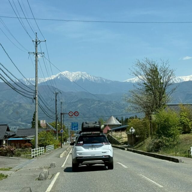 行ってきました❗️三泊四日、中央アルプス、駒ヶ根キャンプ😆  五時に出発して八時半頃に駒ヶ根サービスエリアに到着❗️
日本三大パワースポットの秘水で作ったわらび餅を頂きました👍
美味しかったー😍  グルキャン仲間と合流して駒ヶ根ファームスのこまくさ橋へ☝️
川の水がヤバいくらい冷たかった💦  少し早めの昼ご飯で蕎麦処　駒草屋さんへ
オススメはざるそばで私以外はざるそばだったのですが、私はきのこそばと馬肉のおたぐりを頂きました（笑）  駒ヶ根ファームスへ戻ってすずらんハウスさんのソフトクリームを頂きました😊  いい感じの時間になったので、与田切公園キャンプ場へ❗️
設営後、まさかの誕生日を祝って頂きました😍
ありがたや～😭  #キャンプ
#ジープコマンダー
#駒ヶ根
#すずらんハウス
#与田切公園キャンプ場